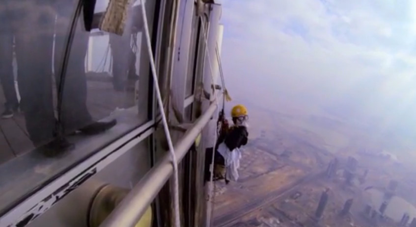 Người học trò làm công nhân, bởi vì leo trèo ở nơi rất cao nên lương cũng rất khá. Ảnh minh họa theo Zing.vn